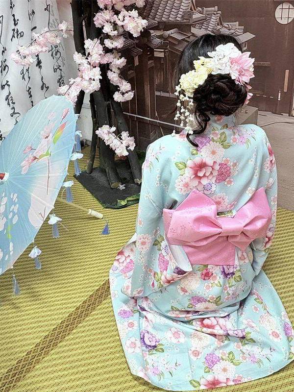 Photography Online - Tradycyjna japońska sukienka w stylu kimono